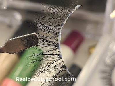 How To Apply False Lashes For Beginners: THIS trick made my life easier! (1) How To Apply False Lashes For Beginners: THIS trick made my life easier! (1)