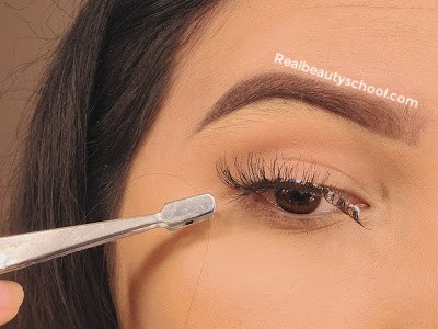 How To Apply False Lashes For Beginners: THIS trick made my life easier! (2) How To Apply False Lashes For Beginners: THIS trick made my life easier! (2)